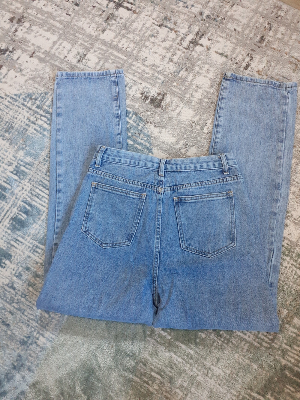 Pretty Little Thing Light Blue Straight Leg Jeans - Picture 4 of 8